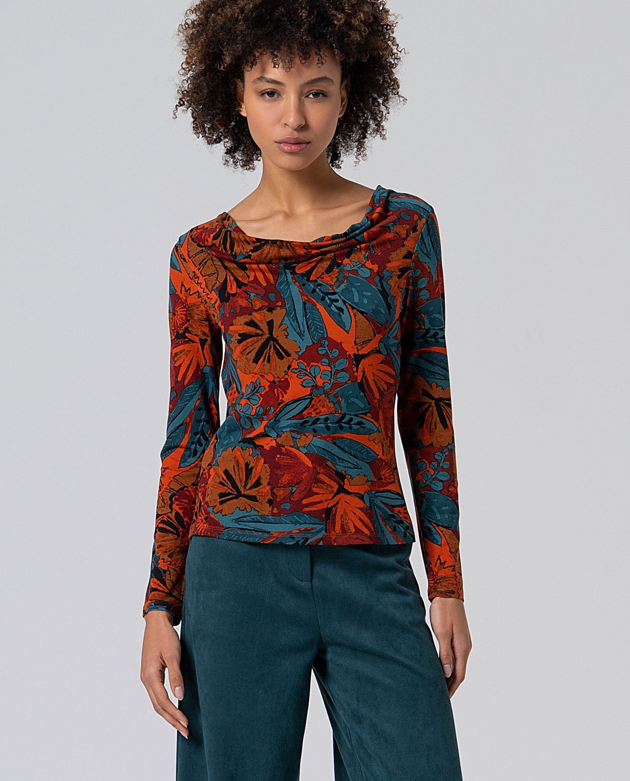 Stretch t-shirt with draped neckline. Tile