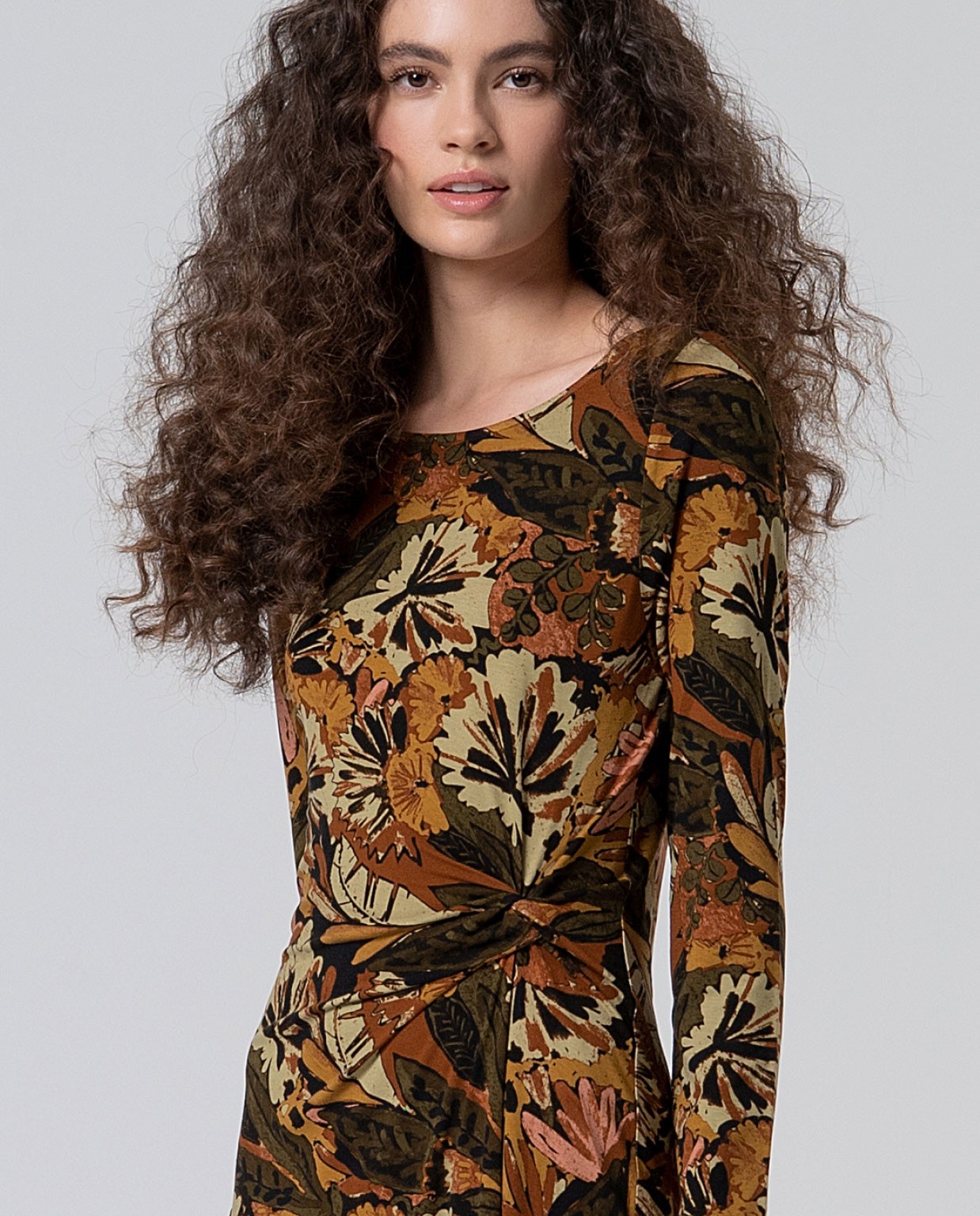 Vestido midi elástico con cintura fruncida Kaki