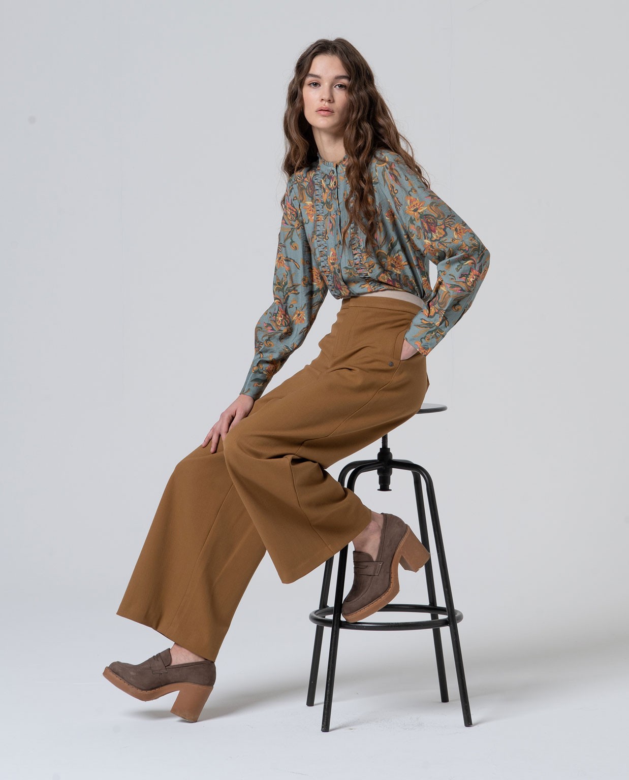 Pantalón wide leg con contraste en cintura Camel