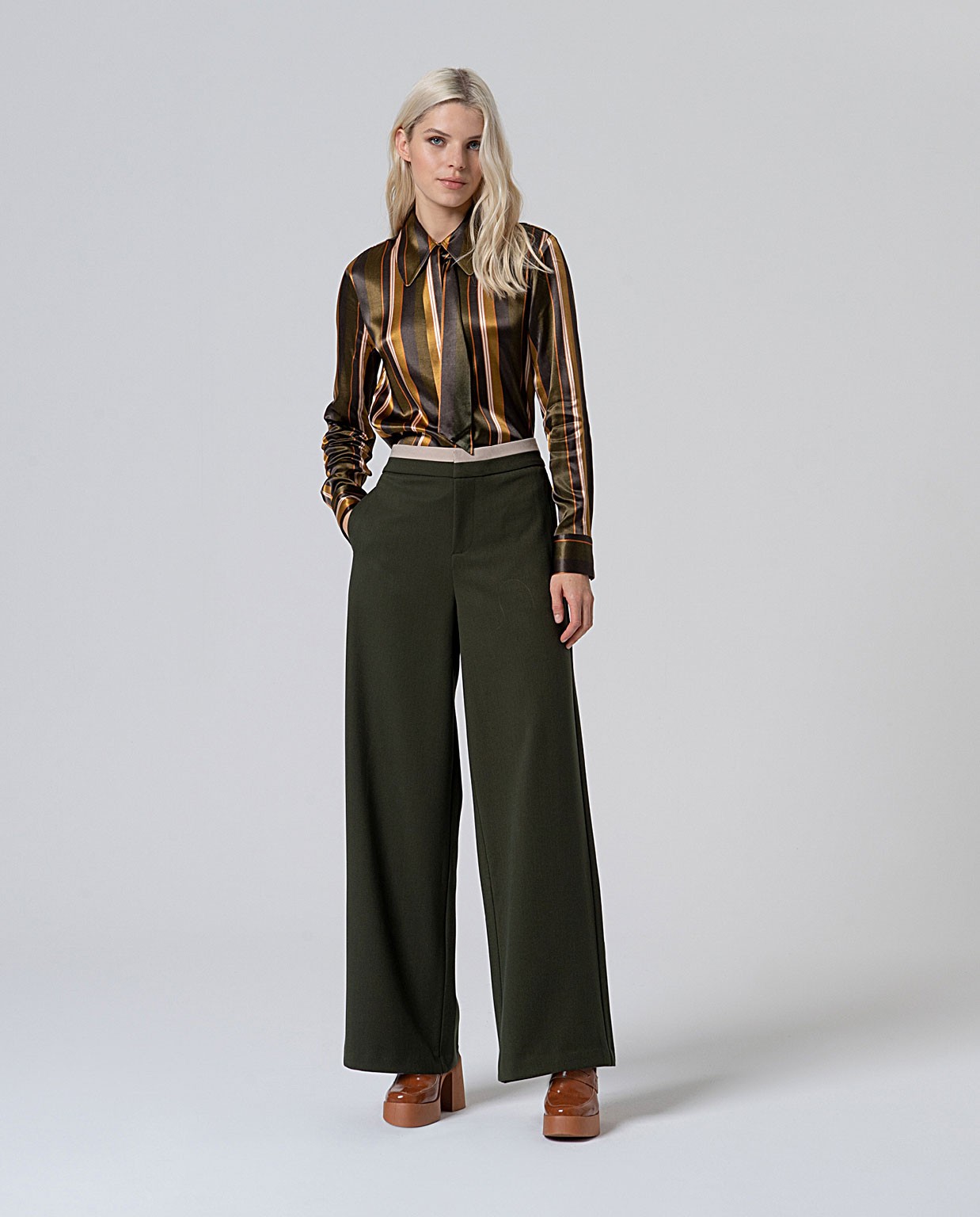 Pantalón wide leg con contraste en cintura Kaki