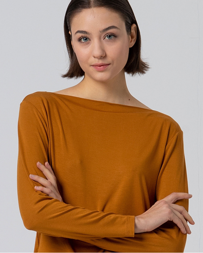Camiseta escote barco de viscosa bambú Ocre