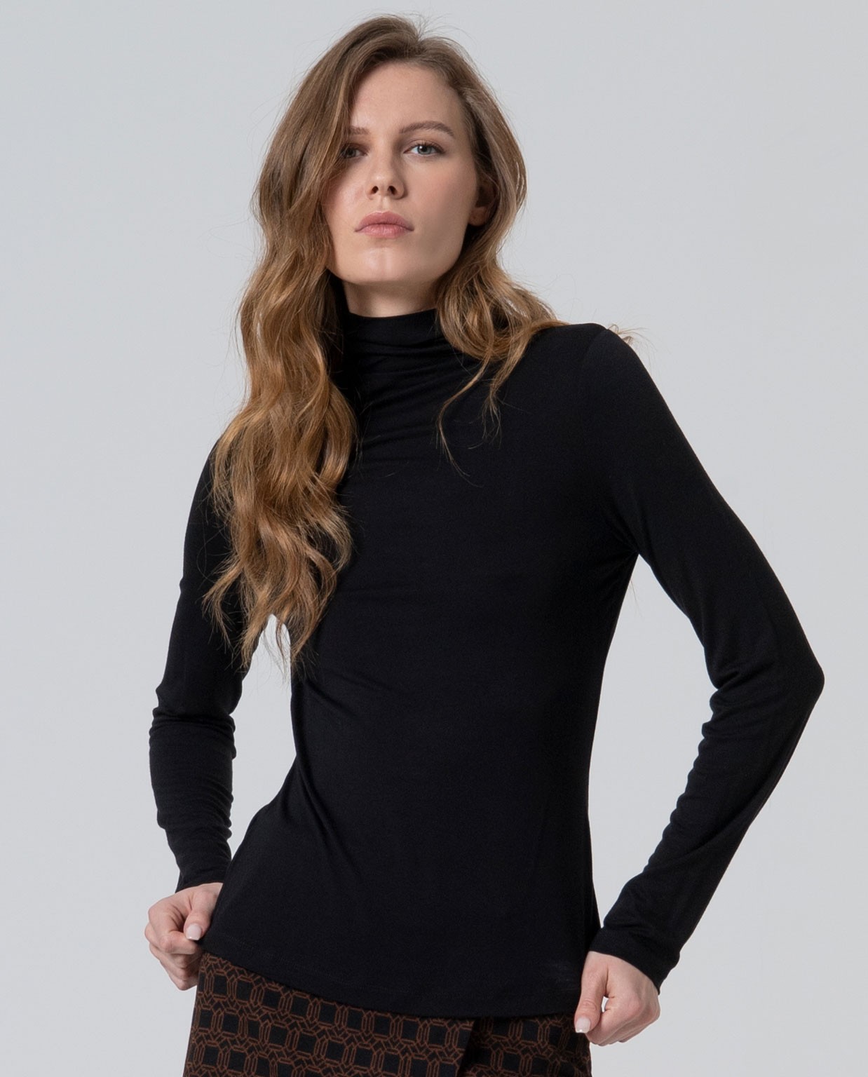 Camiseta cuello alto de viscosa bambú Negro