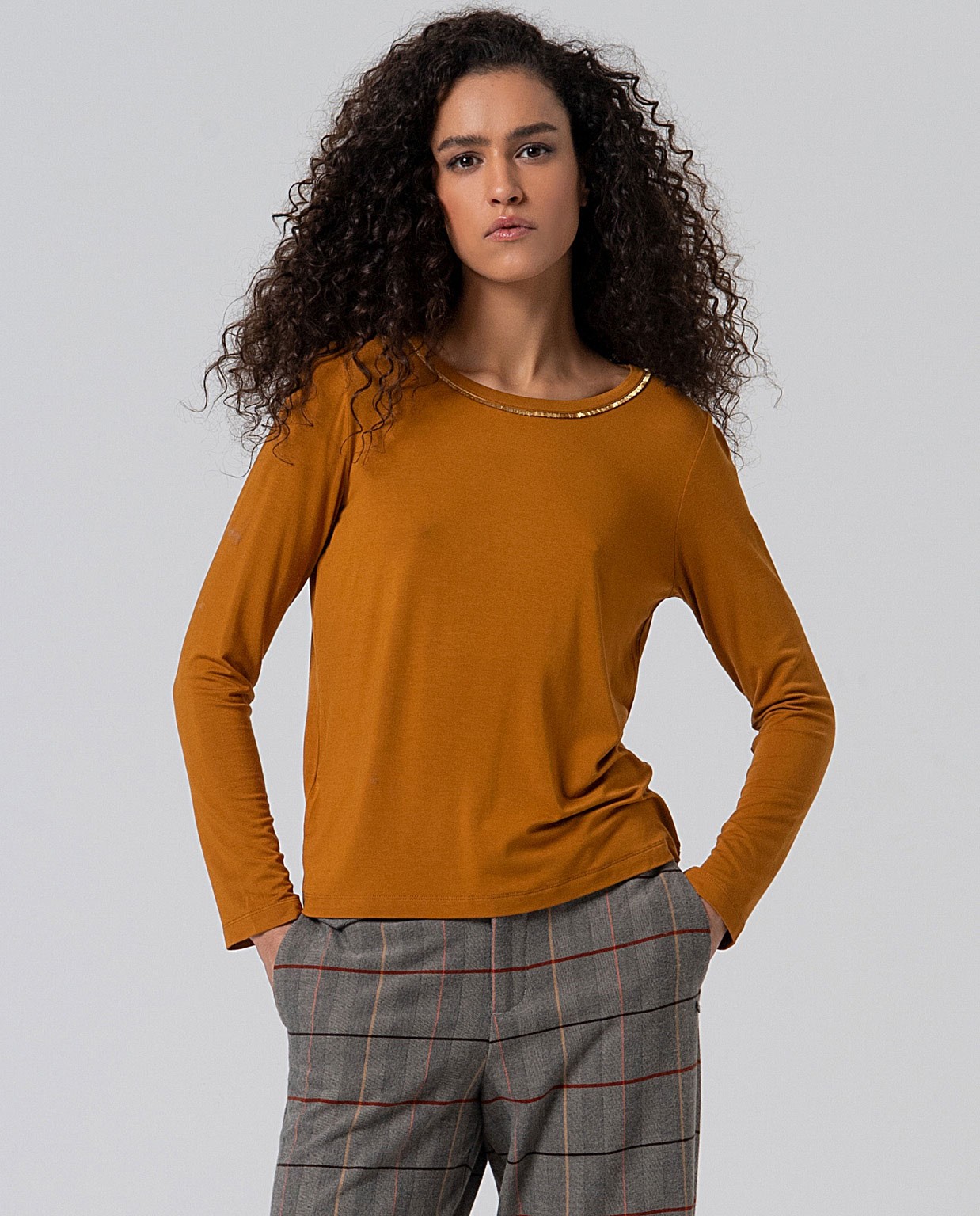 Camiseta cuello redondo de viscosa bambú Ocre