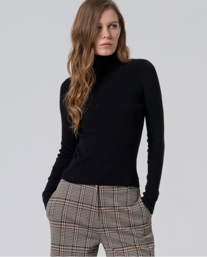 Jersey de canalé con cuello alto Negro