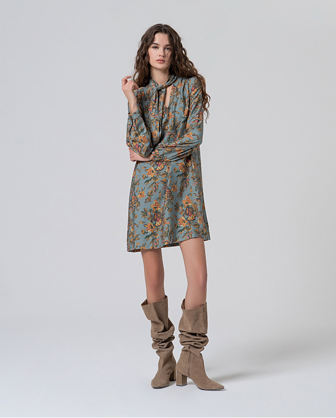 Vestido corto con lazo en...