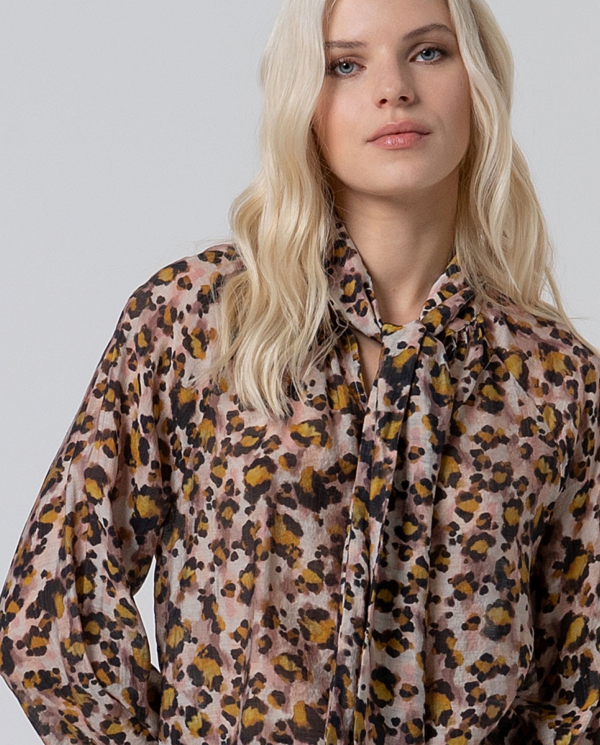 Blusa fluida con lazada en el cuello Multi