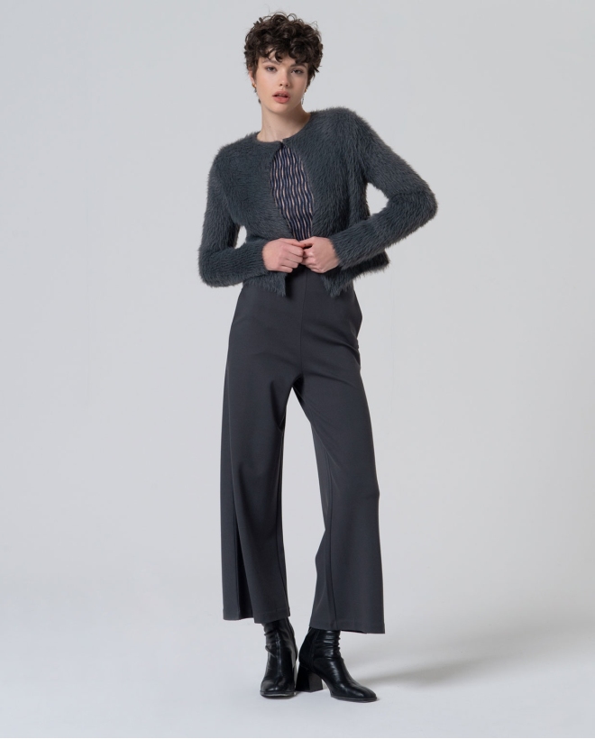 Pantalón tobillero de corte flare Gris oscuro