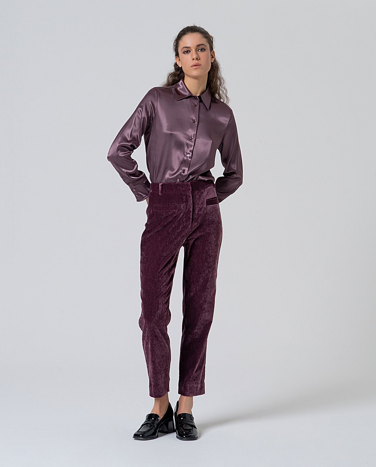 Pantalón pitillo efecto terciopelo Arándano
