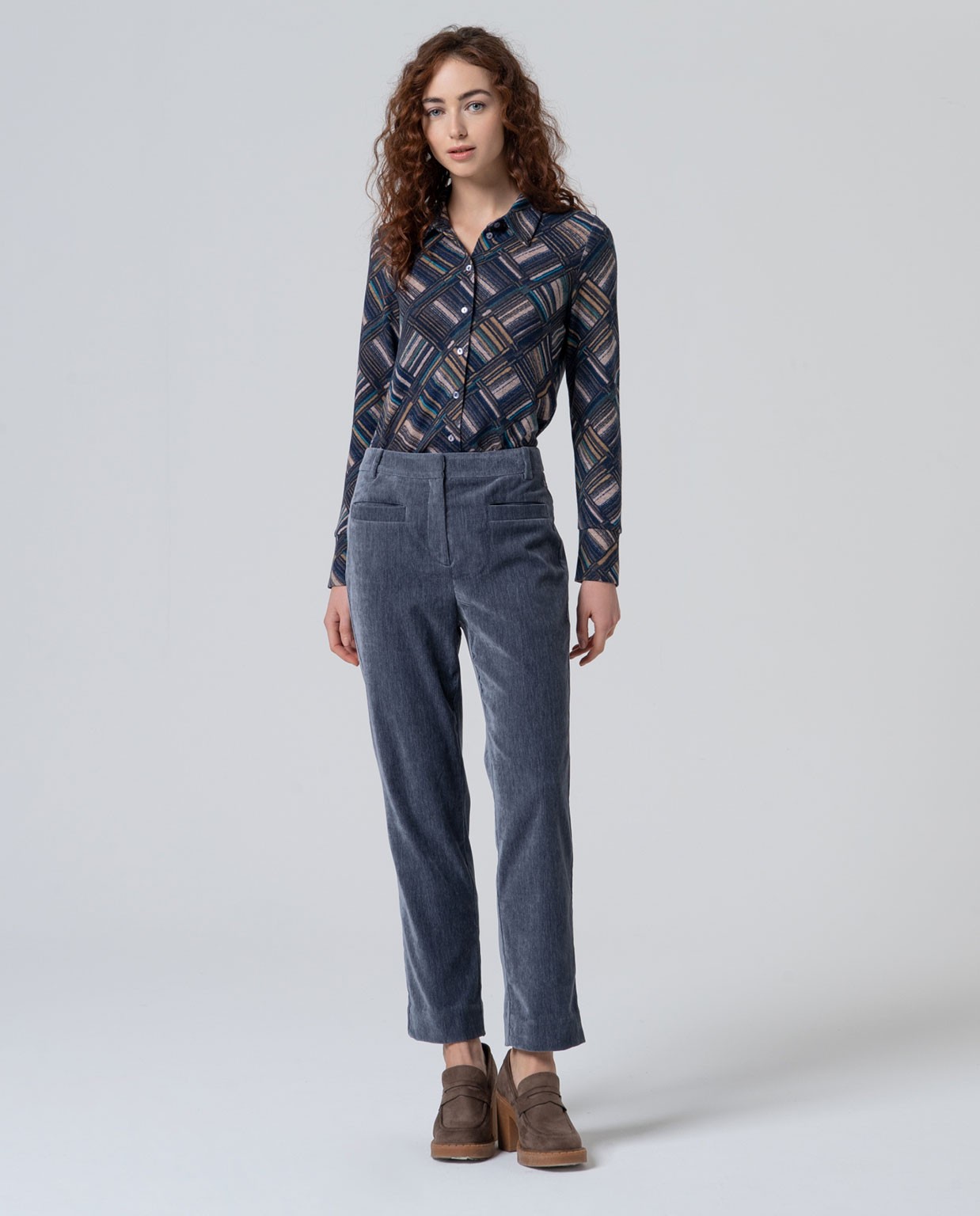 Pantalón pitillo efecto terciopelo Gris