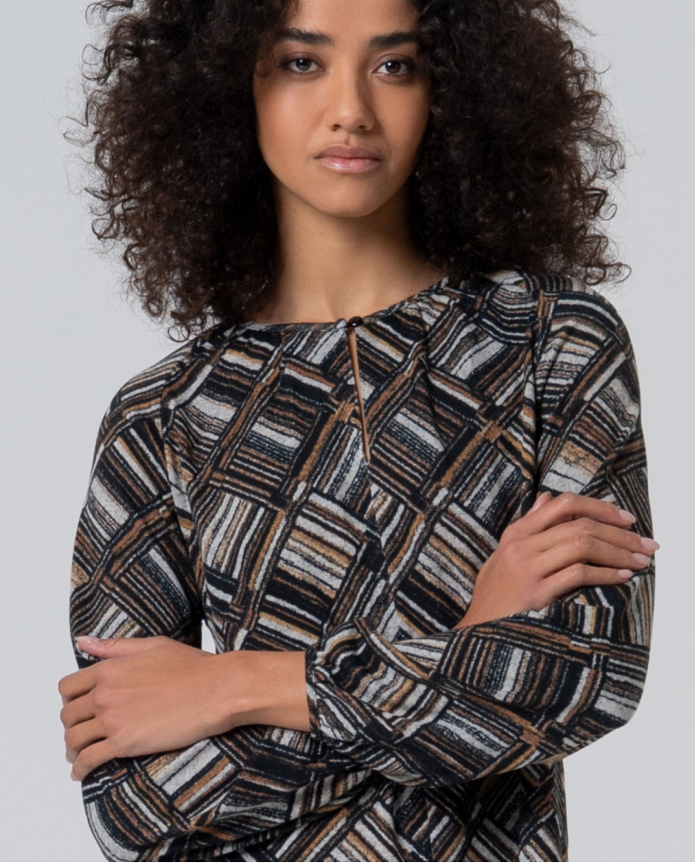 Geometric tee with teardrop neckline Black