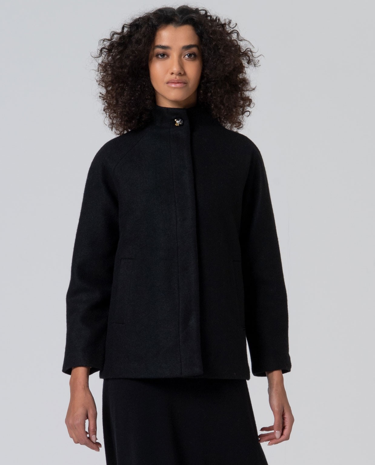 Chaqueta amplia con cuello alto y lana Negro