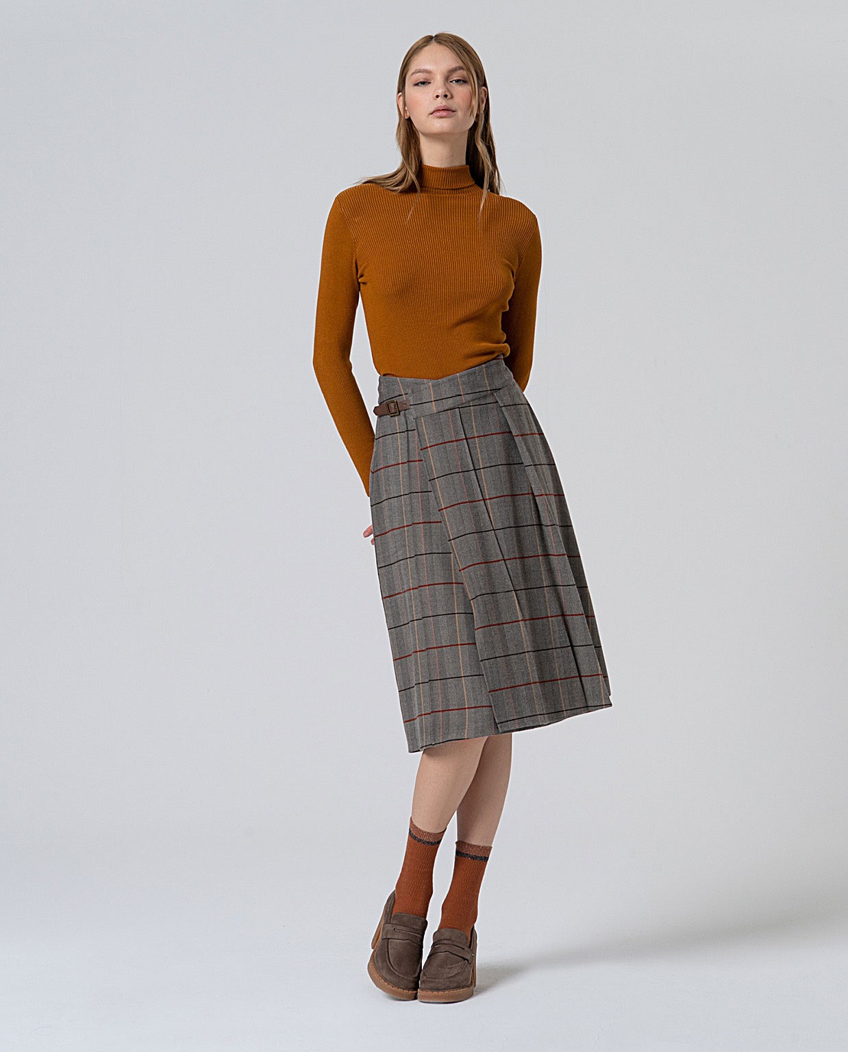 Falda midi cruzada de cuadros Camel