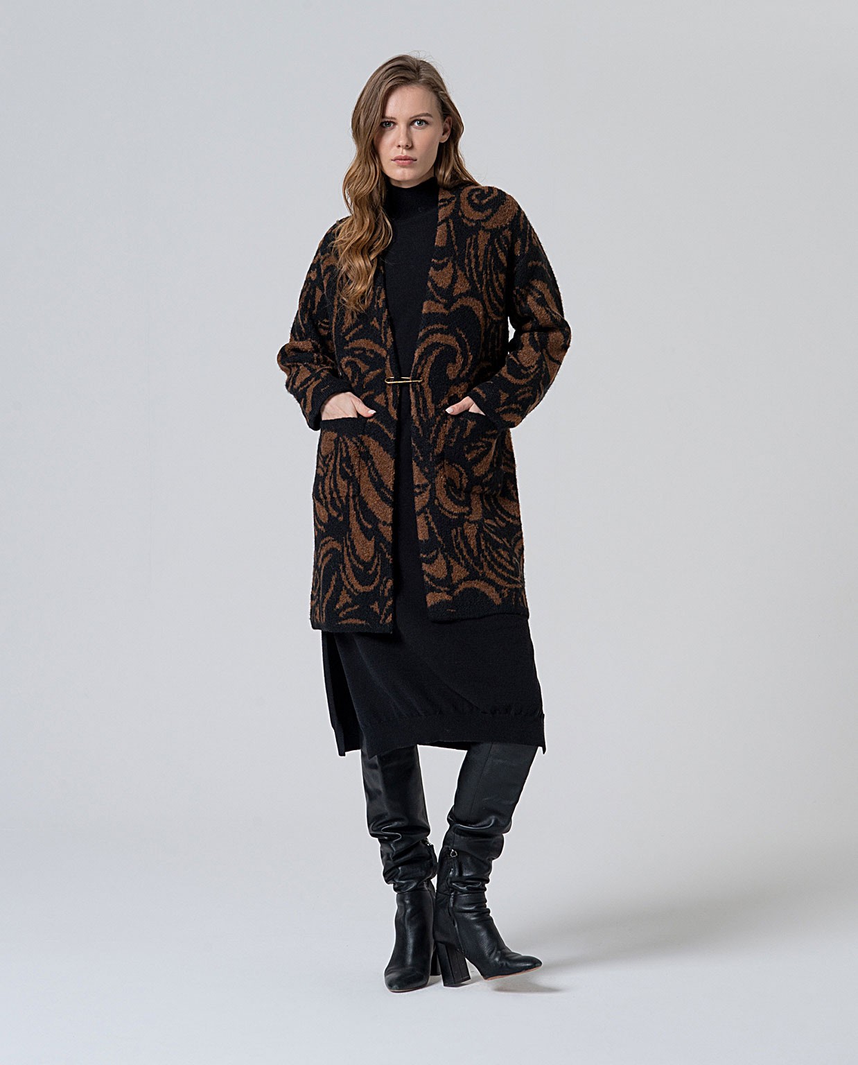 Abrigo jacquard con hebilla Marrón