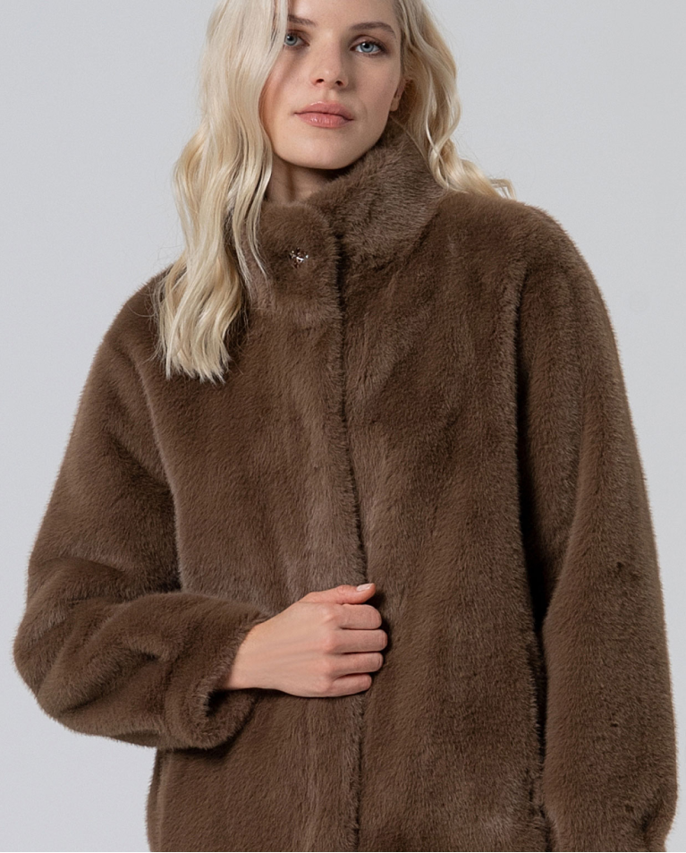 Abrigo efecto peluche con cuello alto Kaki