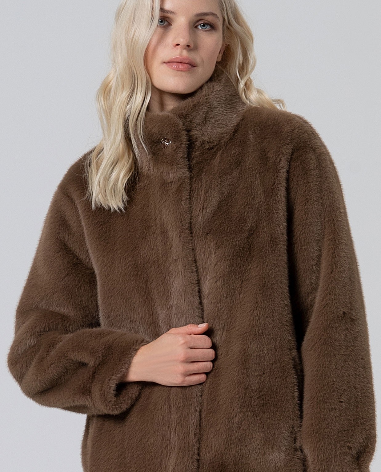 Abrigo efecto peluche con cuello alto Kaki