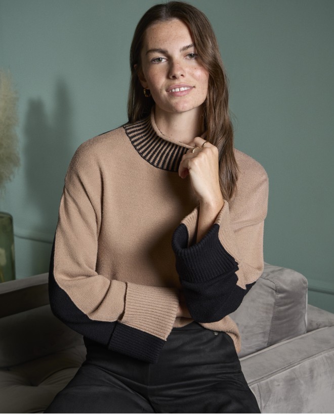 Jersey bicolor con cuello perkins elástico Beige