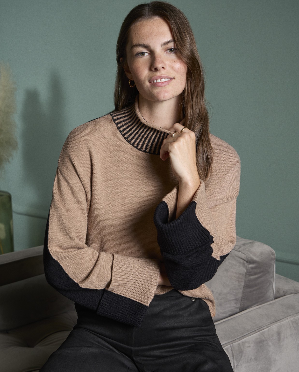 Jersey bicolor con cuello perkins elástico Beige