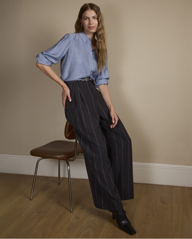 Pantalón wide leg a rayas estilo diplomática Gris oscuro