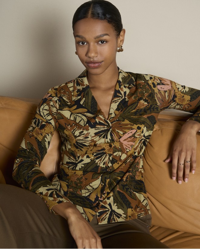 Camisa estampada con cuello solapa Kaki
