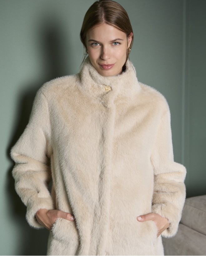 Abrigo efecto peluche con cuello alto Crudo