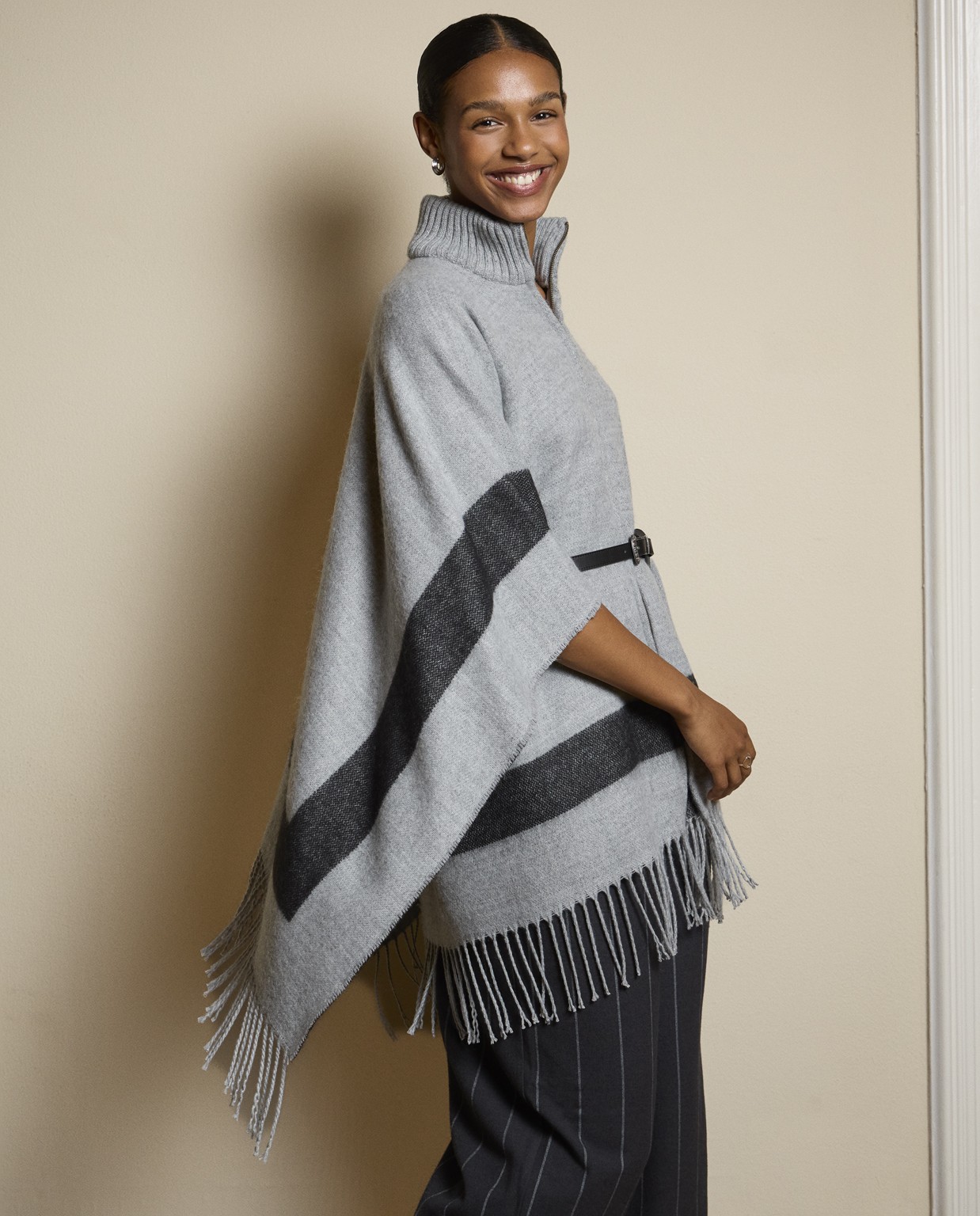 Poncho con flecos y cierre de cremallera Gris
