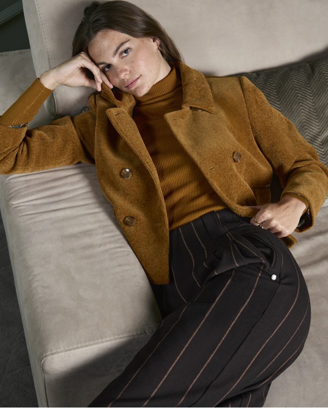 Jersey de canalé con cuello alto Ocre