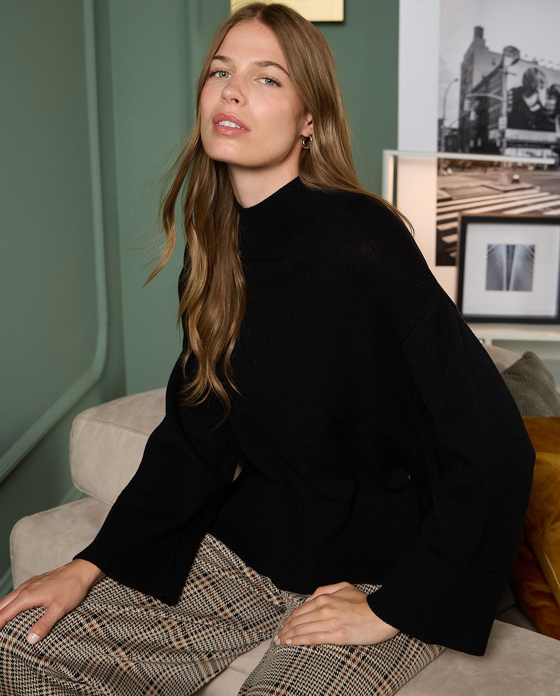 Soft sweater with flared sleeves Black
