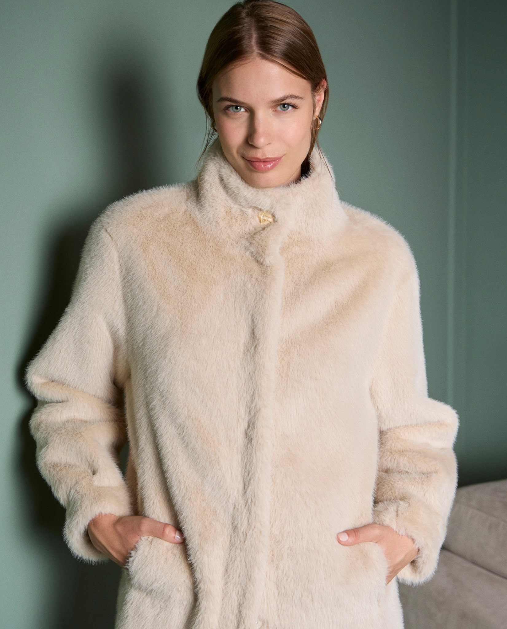 Abrigo efecto peluche con cuello alto Crudo
