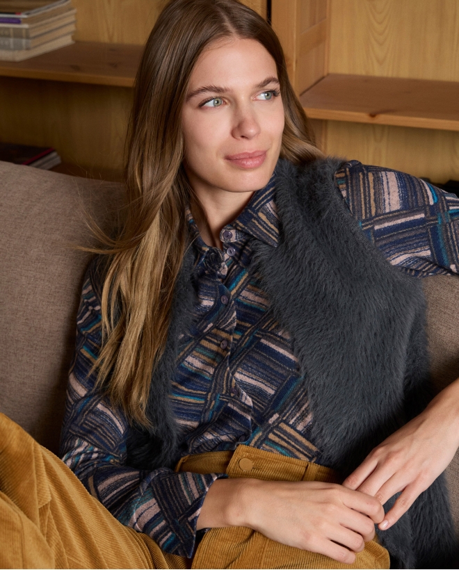 Unzipped vest with fur texture Grey