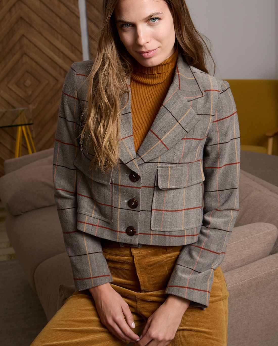 Blazer cropped de cuadros Camel