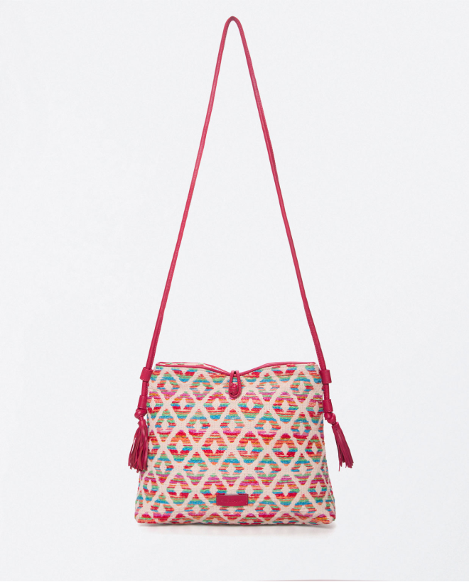 Medium shoulder bag. Button...