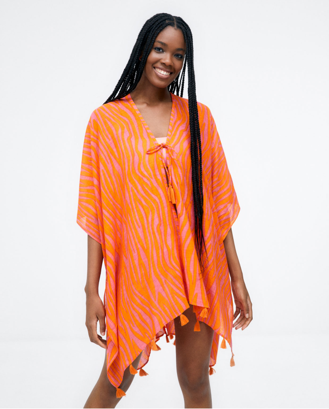 Short kimono knotted at the chest with print. Fuchsia
