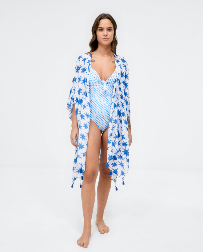 Short kimono knotted at the chest with print. Blue
