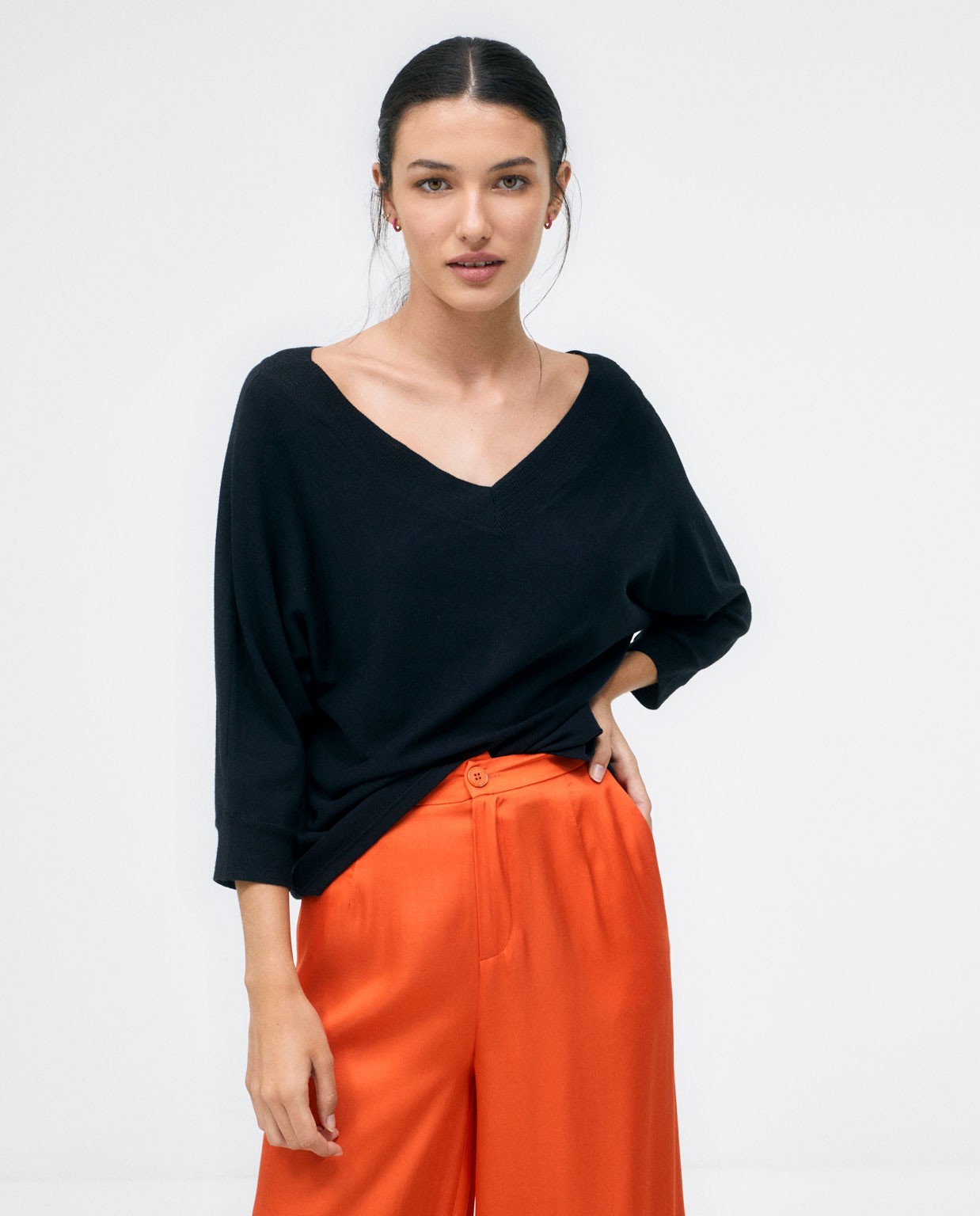 V-neck knitted jumper. Plain  Black