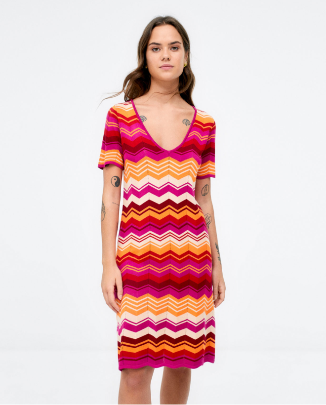 Short knit dress. V-neck. Stripes Fuchsia