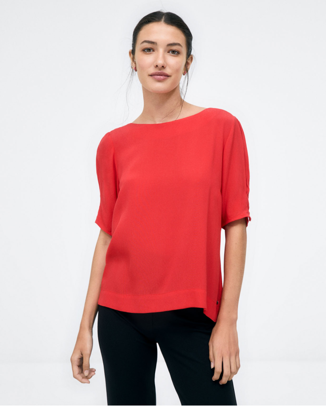 French sleeve blouse with buttoned back. Red