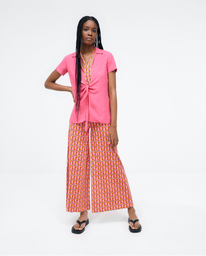 Long and wide trousers. Elastic. Pink