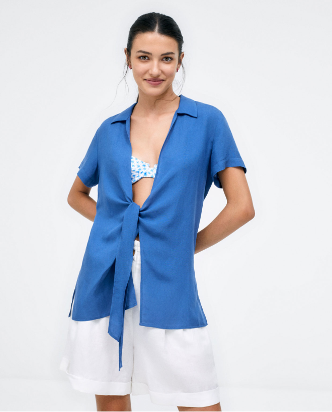 Knotted short sleeve blouse. Plain Blue
