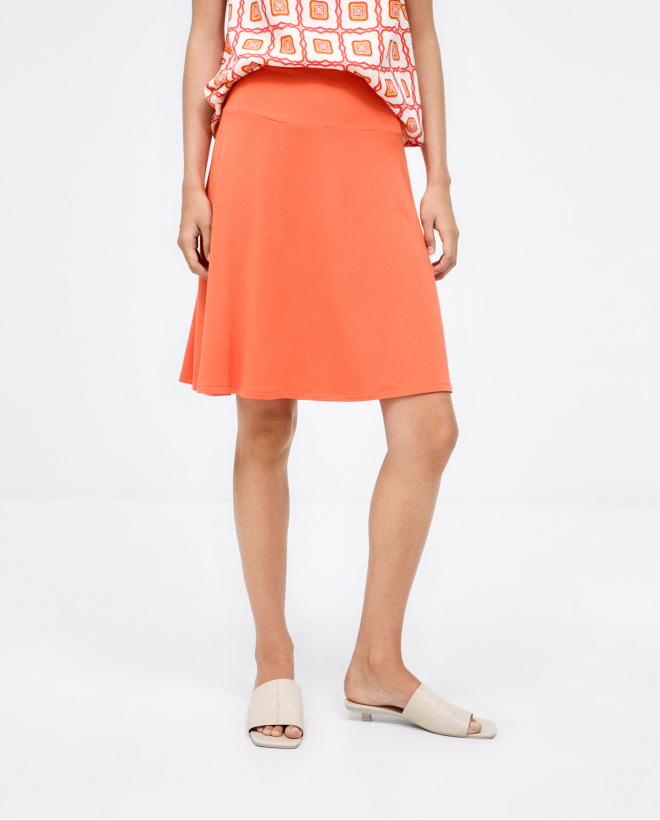 Short fla skirt. Elasticated waist. Smooth. Orange