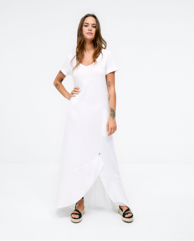 Long dress with ruffle. Short sleeves. Plain White
